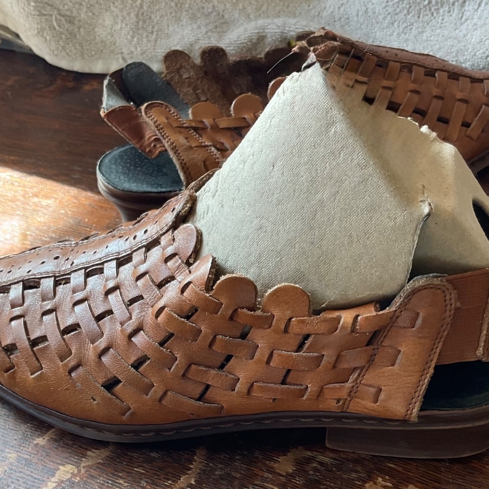LADIES LEATHER SANDALS  SIZE 39..   BY  REIKER - Picture 4 of 9